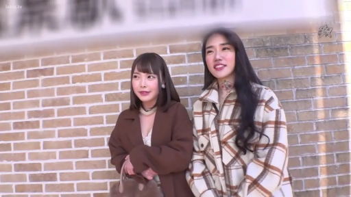 校服 · 站姿 · 微笑 · 面部特写 · 室外 · 开心 · 街拍 · 书包带