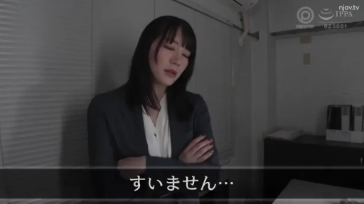 室内 · 露乳 · 胸部特写 · 站姿 · 挑逗 · 白色T恤 · 掀起衣服