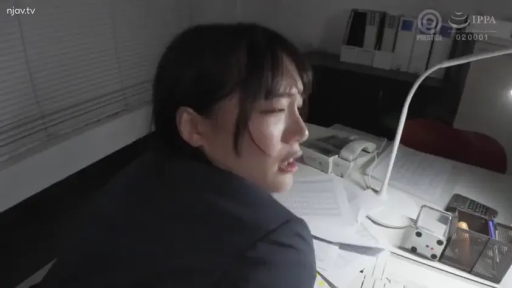 坐姿 · 办公室 · 台灯 · 办公 · 痛苦 · 西装 · 头部特写 · 夜晚