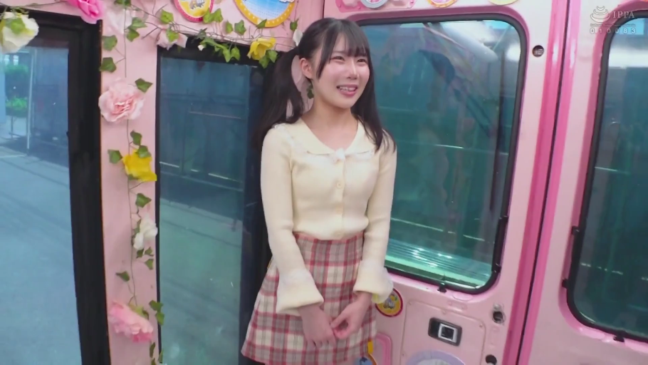 Stand · 浅黄色开衫 · 半身像 · 甜美表情 · 装饰粉色巴士 · 微笑看向一侧