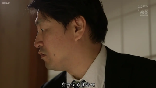 交谈 · 遮挡 · 站姿 · 微笑 · 文件夹 · 正装 · 庭院