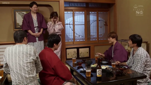 坐姿 · 愉悦 · 和室 · 全景 · 多人 · 浴衣 · 聚餐 · 啤酒