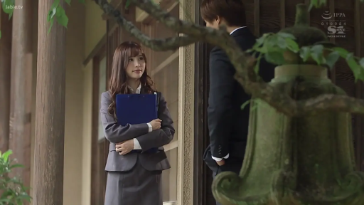 交谈 · 站立 · 微笑 · 半身 · 职场OL · 日式庭院 · 灰色职业套装 · 蓝色文件夹