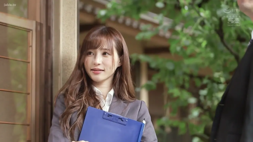 站立 · 微笑 · 職業裝 · 上半身 · 文件夹 · 户外 · 職場 · 沟通