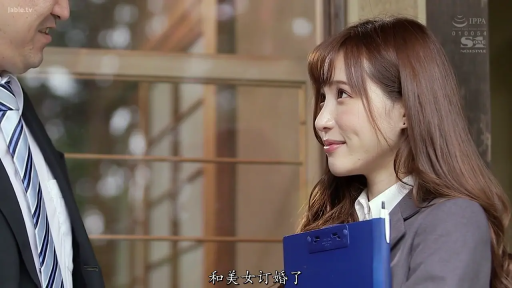 交谈 · 站姿 · 微笑 · 文件夹 · 户外 · 西装 · 职场 · 侧脸