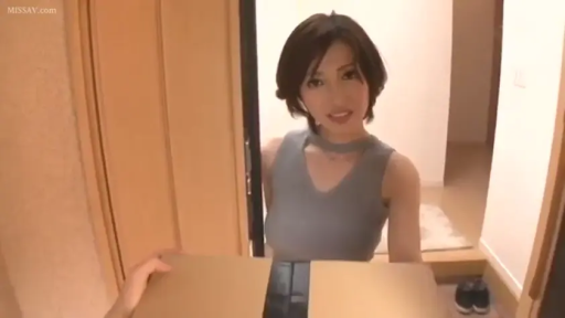 中景 · 站姿 · 微笑 · 碎花裙 · 短发 · 门 · 门口 · 迎接