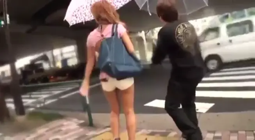 雨伞 · 白色热裤 · 街道 · 行走 · 室外 · 背影 · 过马路