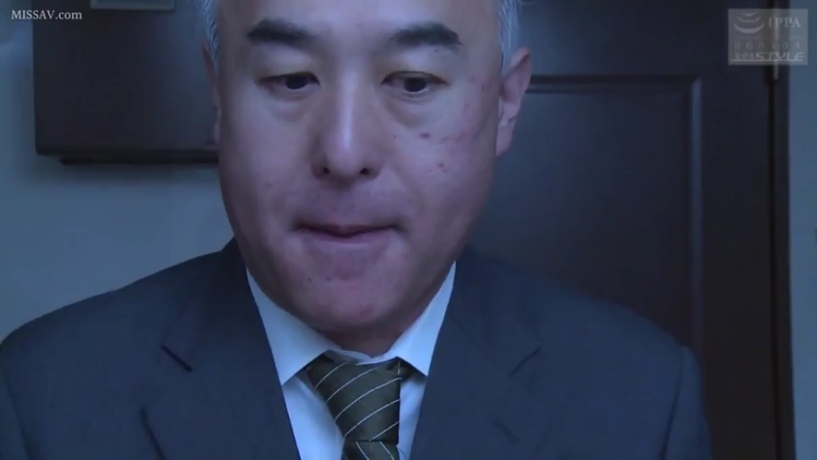 室内 · 严肃 · 脸部特写 · 注视 · 西装 · 正面