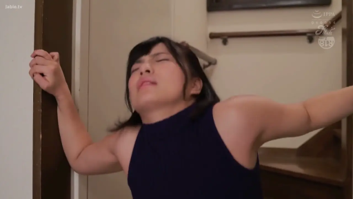 站立 · 階段 · 走廊 · 沉醉 · 高潮 · 上半身 · 墙壁 · 蓝背心