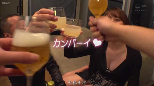 室内 · 坐姿 · 中景 · 酒杯 · 开心 · 干杯 · 多人聚会 · 黑色低胸裙