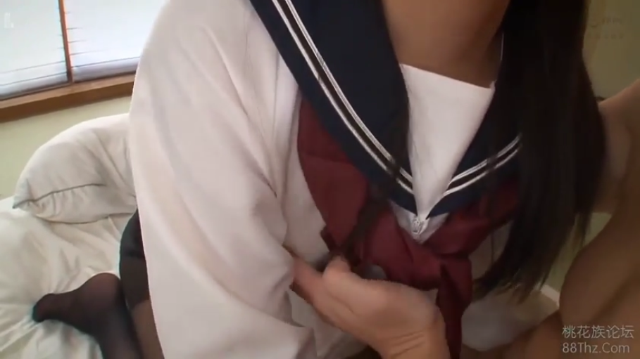 室内 · 坐姿 · 胸部 · 床 · 抚摸 · 水手服