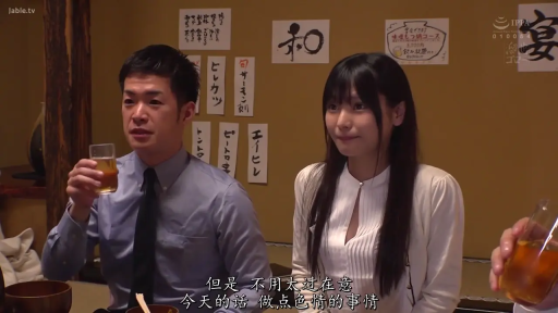 坐姿 · 字幕 · 平静 · 半身 · 酒杯 · 餐厅 · 饮酒 · 商务正装