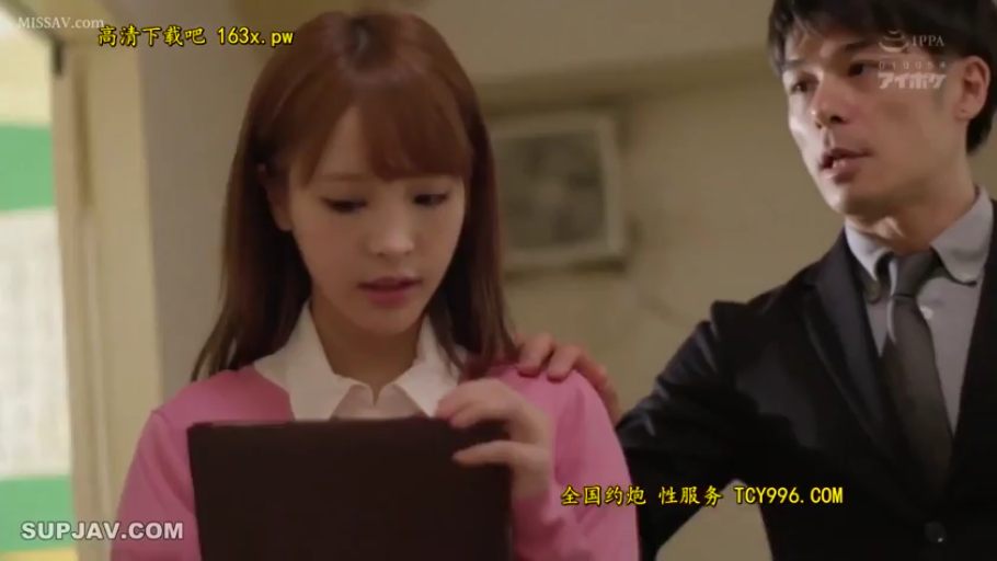 Indoor · Grievance · Medium shot · Workplace Plot · 平板电脑 · 职场套装 · 搭肩 · 靠近站立