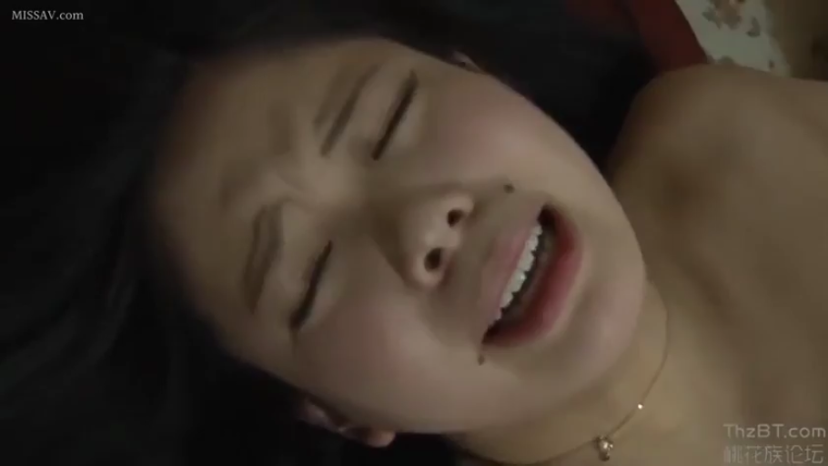浴室 · 半身 · 灰色短裙 · 长发 · 站立弯腰 · 拖把 · 打扫 · 抬头张望