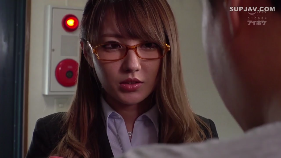 嚴肅 · 眼鏡 · 站立 · 面部特寫 · 職業裝 · 走廊 · 对视 · 长发