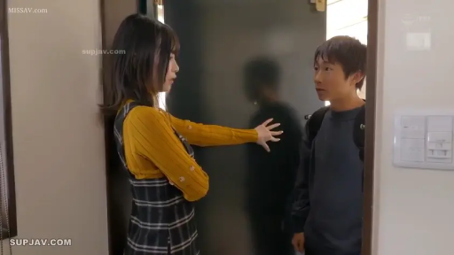 严肃 · 站姿 · 对话 · 剧情 · 门 · 玄关 · 黄色长袖