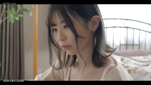 坐姿 · 单人 · 面部 · 忧郁 · 卧室 · 床 · 凝视 · 毛衣