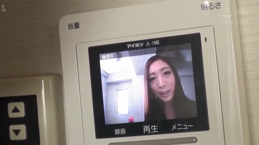 坐姿 · 中景 · 微笑 · 酒杯 · 酒吧 · 日常 · 聚会 · 裙装