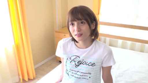 坐姿 · 脸部 · 卧室 · 微笑 · 床 · 凝视 · 短发 · 白色T恤