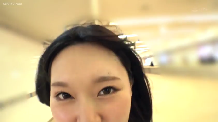 面部 · 站立 · 走廊 · 日常服 · 背景虚化 · 走动 · 中性