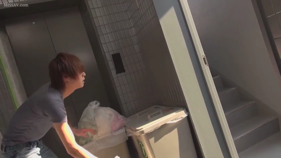 全身 · 弯腰 · 楼梯间 · 剧情 · 惊讶 · 垃圾桶 · 丢垃圾 · T恤与牛仔裤