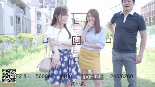 交谈 · 站立 · 全景 · 手提包 · 户外 · 愉快 · 休闲裙装 · 取景器界面