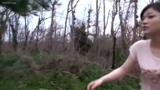 站立 · 中景 · 自然 · 屋外 · 粉色短袖 · 树林 · 侧头张望