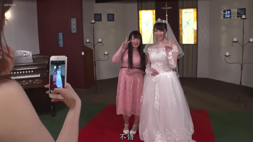 站立 · 上半身 · 开心 · 皇冠 · 婚纱礼服 · 室内礼堂 · 比剪刀手 · 双人合影