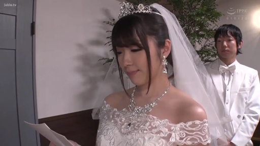 角色扮演 · 站姿 · 上半身 · 礼堂 · 庄重 · 皇冠 · 白色婚纱 · 读信