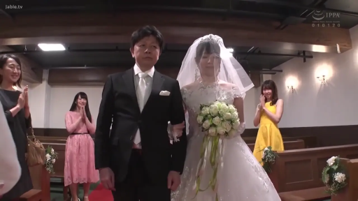 室内 · 坐姿 · 客厅 · 沉静 · 钢琴 · 黑色亮片裙 · 弹钢琴