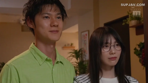 メガネ · 站立 · 中景 · 平静 · リビング · シャツ · 注視 · アジア人