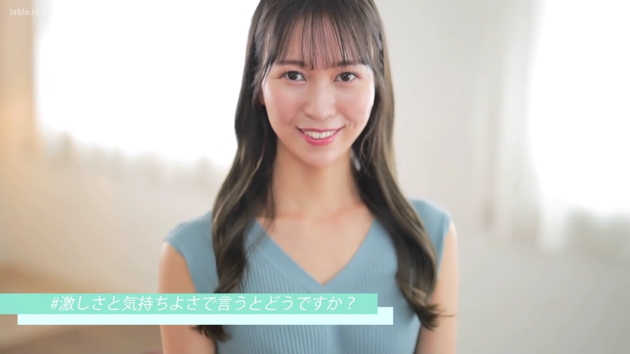 室内 · 顔部のクローズアップ · 微笑 · 注视镜头 · 长发 · 正面对镜 · 蓝色V领无袖上衣