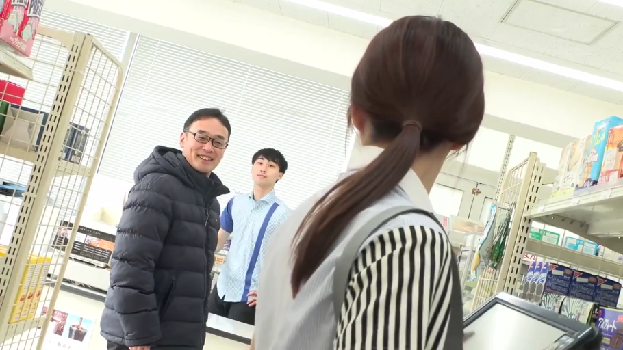 Stand · 全景 · Smile · 多人 · 便利店 · Shelf · 羽绒服 · 购物