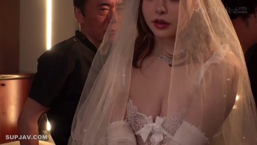 室内 · 站立 · 半身 · 婚纱