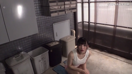 室内 · 蹲姿 · 全景 · 背心 · 走廊 · 覗き · 迷茫 · 垃圾桶