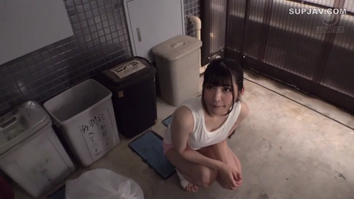 室内 · 蹲姿 · 半身 · 背心 · 仰视 · 无辜 · 杂物间 · 垃圾桶