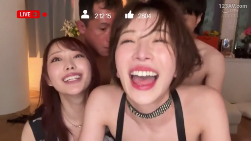 室内 · 颈圈 · 脸部特写 · 多人 · 内衣 · 搂抱 · 大笑 · 直播