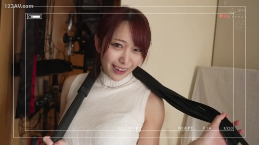 室内 · 顔部のクローズアップ · 站立 · 微笑 · 白色无袖高领毛衣 · 展示挂带 · 黑色挂带 · 摄像机录制界面