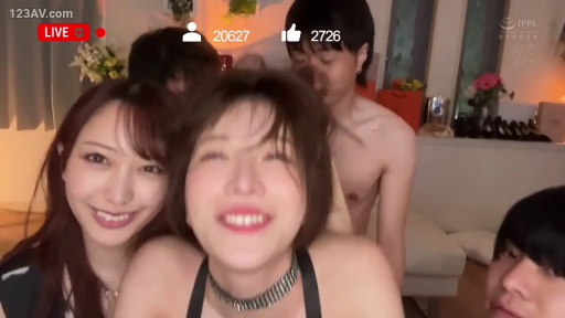 室内 · 站立 · 多人 · 兴奋 · 直播互动 · 黑色背心 · 多人内容 · 闪钻项圈