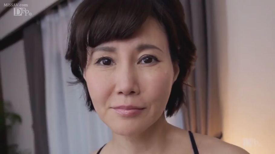 坐姿 · 卧室 · 平静 · 面部特写 · 注视 · 窗帘 · 熟女 · 黑色细吊带