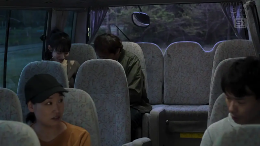 坐姿 · 平静 · 多人 · 休闲服 · 巴士车厢 · 张望 · 非特写