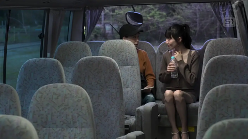 坐姿 · 交谈 · 中景 · 休闲装 · 双人 · 平和 · 巴士内 · 矿泉水瓶