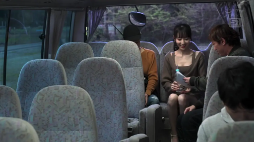 坐姿 · 交谈 · 微笑 · 水瓶 · 剧情片 · 低胸装 · 大巴车厢