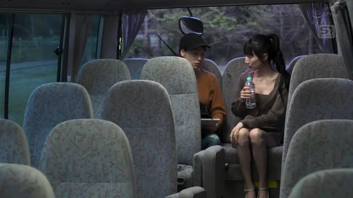 坐姿 · 交谈 · 全身 · 远景 · 平淡 · 日常装 · 矿泉水 · 大巴车内