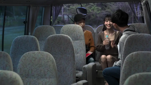 坐姿 · 交谈 · 全景 · 多人 · 针织衫 · 开心 · 矿泉水瓶 · 巴士车厢