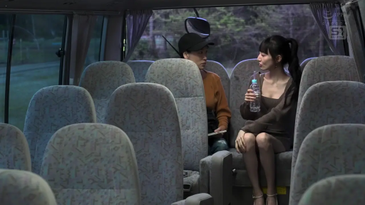 坐姿 · 全景 · 聊天 · 连衣裙 · 笑容 · 两人 · 矿泉水瓶 · 巴士车厢