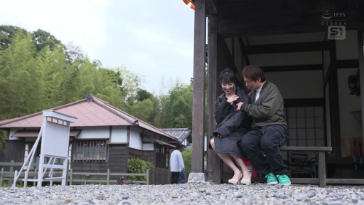 坐姿 · 交谈 · 中景 · 微笑 · 户外 · 长凳 · 传统建筑 · 夹克