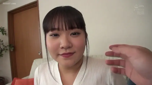 室內 · 坐姿 · 微笑 · 第一人稱視角 · 面部特寫 · 对视 · 白色V领针织衫