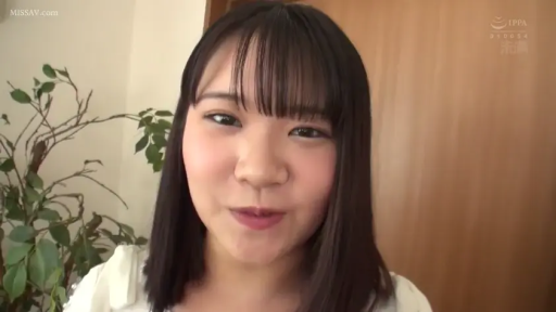 室内 · 脸部特写 · 微笑 · 白色上衣 · 说话 · 正对镜头 · 齐刘海