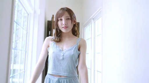 室内 · 站姿 · 微笑 · 半身 · 对视 · 睡衣 · 激凸